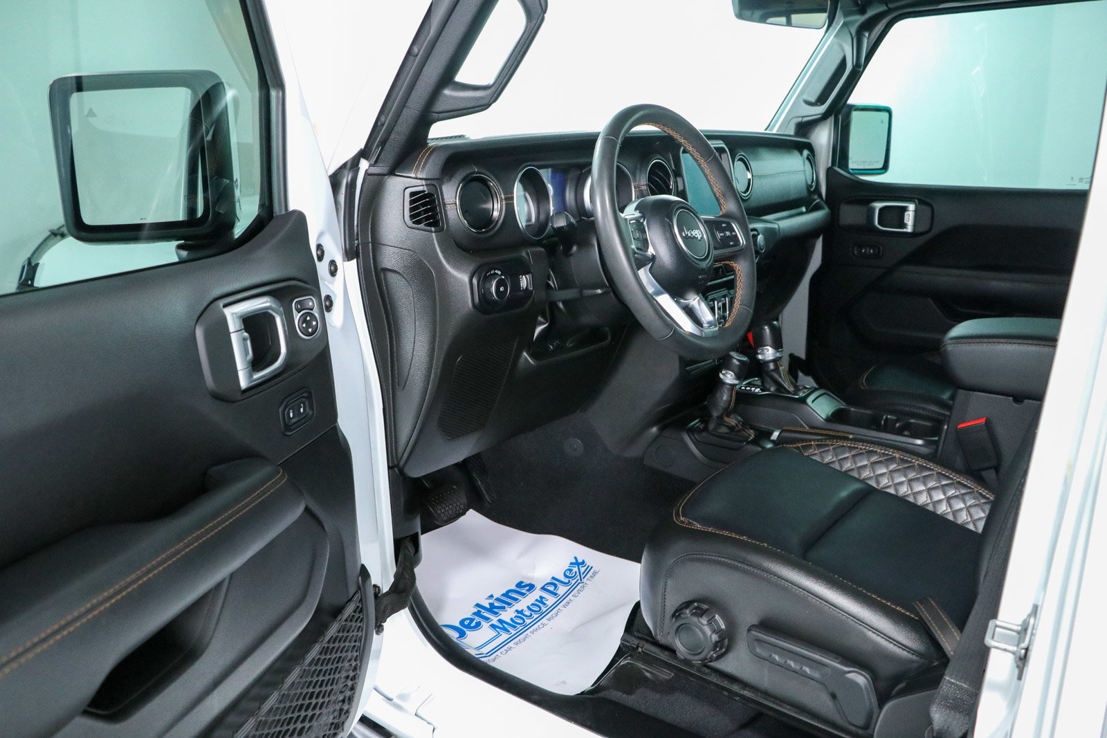 Used 2023 Jeep Wrangler Unlimited Sahara AWD/4WD image 3