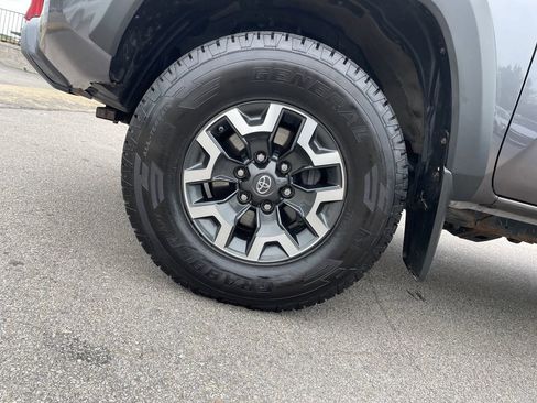 Used 2019 Toyota Tacoma TRD Off-Road w/ TRD Premium Off Road Package AWD/4WD image 9