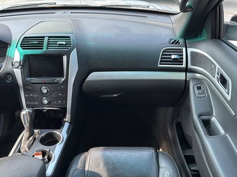 Used 2014 Ford Explorer XLT w/ Equipment Group 202A AWD/4WD image 28