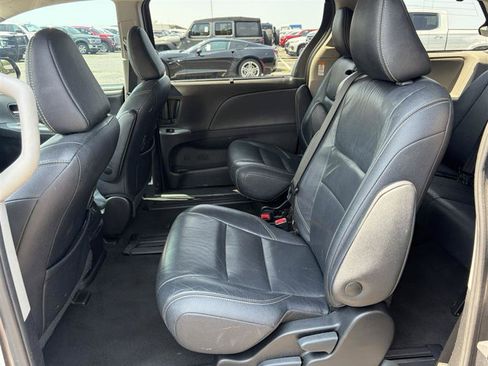 Used 2019 Toyota Sienna SE FWD image 16