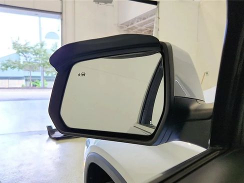 Used 2022 Chevrolet Traverse LT FWD image 21