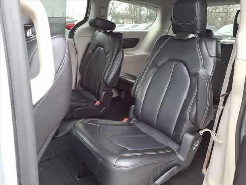 Used 2024 Chrysler Pacifica Touring-L image 11