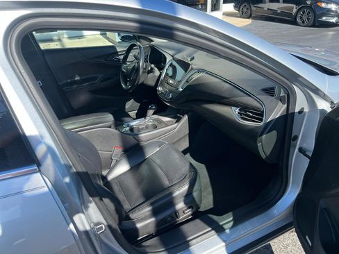 Used 2017 Chevrolet Malibu LT w/ Leather Package FWD image 9