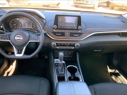 Used 2024 Nissan Altima 2.5 SV image 16