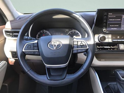 Used 2022 Toyota Highlander XLE FWD image 16