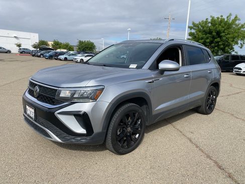 Used 2023 Volkswagen Taos SE image 1