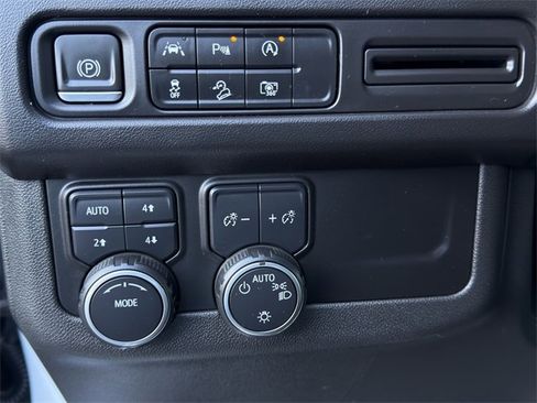 Used 2023 Chevrolet Tahoe Z71 w/ Luxury Package image 24