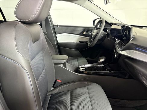 Used 2025 Chevrolet Trax LT FWD image 14