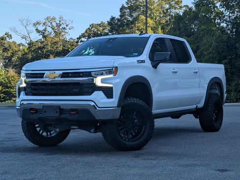 Used 2024 Chevrolet Silverado 1500 LT RWD image 4