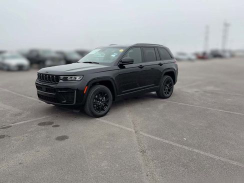 New 2026 Jeep Grand Cherokee Altitude image 4