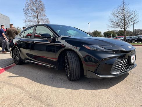 Used 2025 Toyota Camry SE image 4