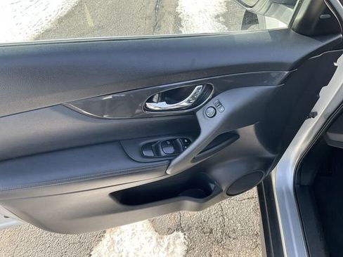 Used 2019 Nissan Rogue SV image 25