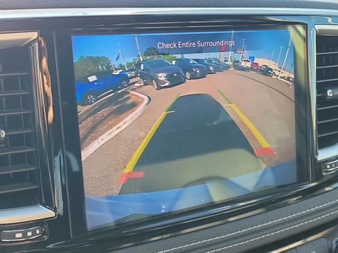 Used 2024 Chrysler Pacifica Select image 35