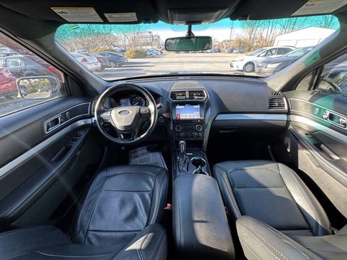 Used 2017 Ford Explorer XLT w/ Equipment Group 202A image 12