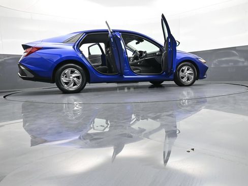 Certified 2025 Hyundai Elantra SE w/ Cargo Package FWD image 47