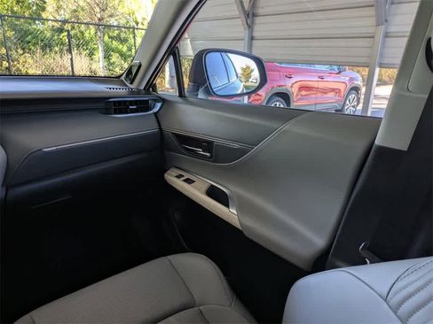 Used 2024 Toyota Venza Limited image 22