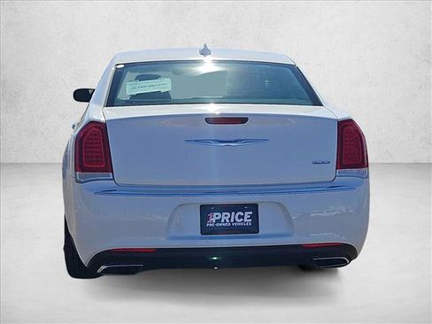 Used 2018 Chrysler 300 Limited image 7