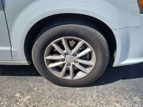 Used 2020 Dodge Grand Caravan SXT image 5