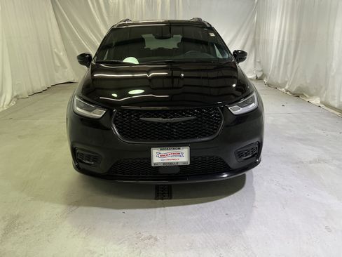 Used 2025 Chrysler Pacifica Limited image 3