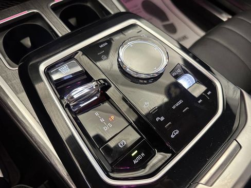 Used 2024 BMW 740i xDrive image 24