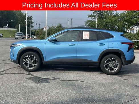 Used 2025 Chevrolet Trax LT w/ Driver Confidence Package FWD image 2