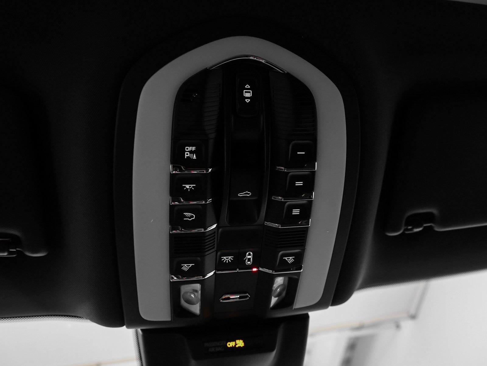 Certified 2025 Porsche Macan AWD/4WD image 36