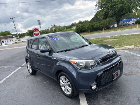 Used 2016 Kia Soul + FWD image 2