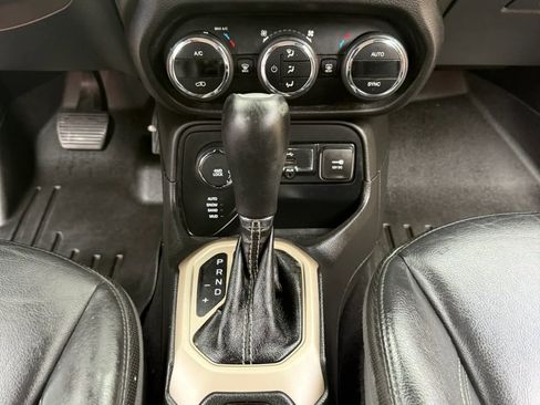 Used 2016 Jeep Renegade Limited image 28