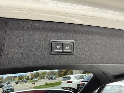 Used 2018 Audi Q3 2.0T Premium w/ Convenience Package AWD/4WD image 9