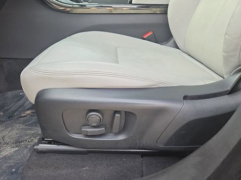 Used 2025 Land Rover Range Rover Velar Dynamic SE image 25