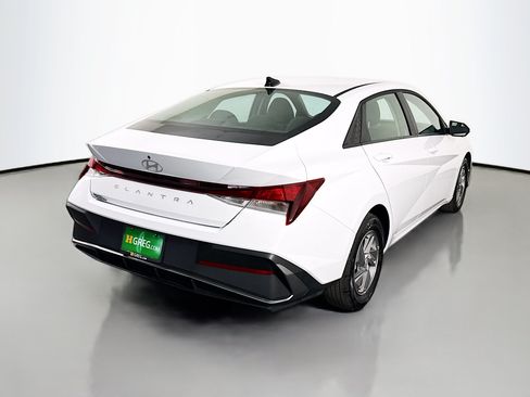 Used 2025 Hyundai Elantra SE FWD image 10