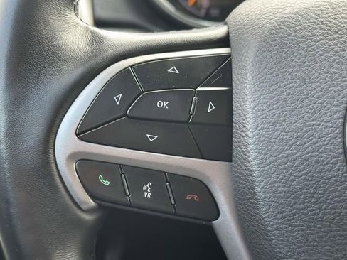 Certified 2022 Jeep Grand Cherokee Laredo X image 12