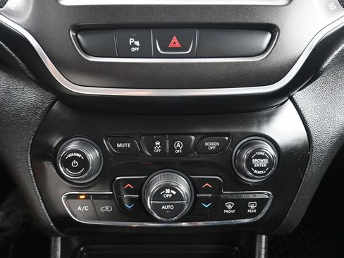 Used 2019 Jeep Cherokee Trailhawk AWD/4WD image 19