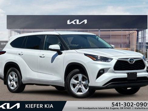 Used 2023 Toyota Highlander LE AWD/4WD image 1