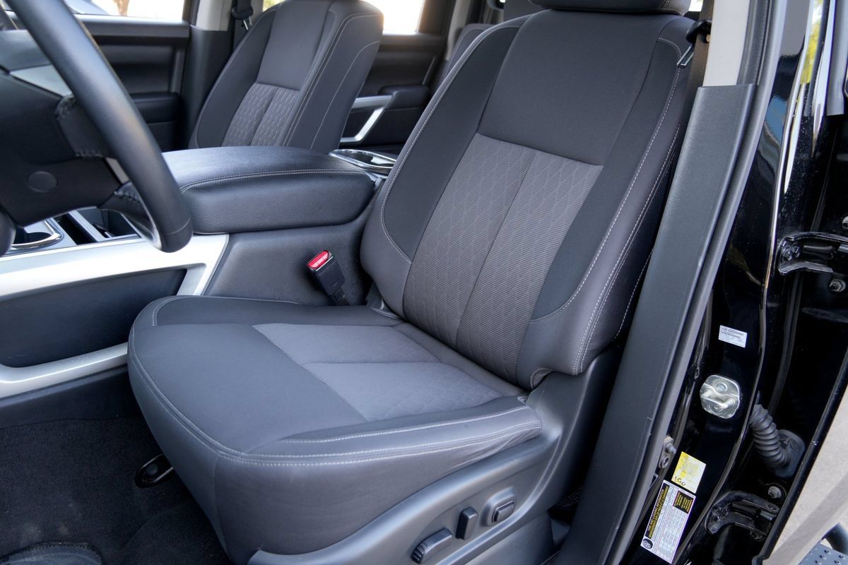 Used 2021 Nissan Titan SV w/ SV Convenience Package RWD image 6