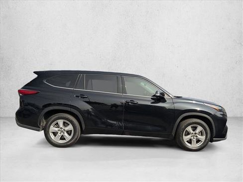 Used 2022 Toyota Highlander LE image 6
