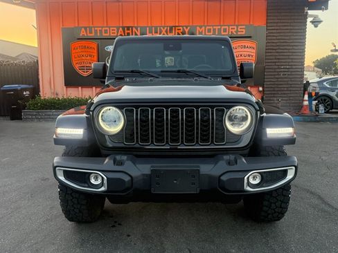 Used 2025 Jeep Gladiator Sport AWD/4WD image 2