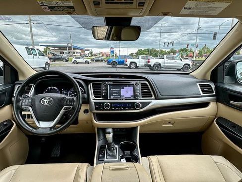 Used 2018 Toyota Highlander XLE FWD image 16