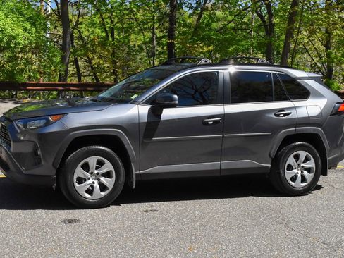 Used 2021 Toyota RAV4 LE AWD/4WD image 2