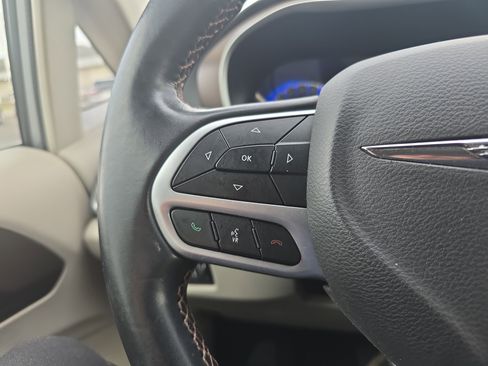 Used 2018 Chrysler Pacifica Touring-L image 22