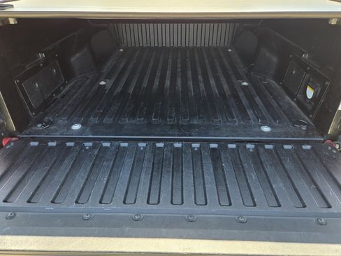 Used 2018 Toyota Tacoma TRD Sport image 9