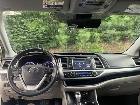 Used 2019 Toyota Highlander XLE FWD image 22
