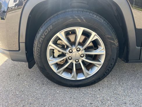 Certified 2022 Jeep Cherokee Latitude Lux FWD image 35