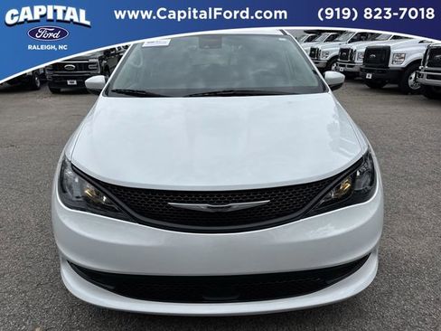 Used 2023 Chrysler Voyager LX FWD image 10