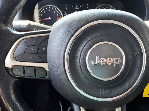 Used 2015 Jeep Renegade Latitude FWD image 25