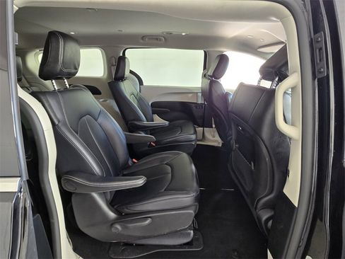 Used 2024 Chrysler Pacifica Select image 13
