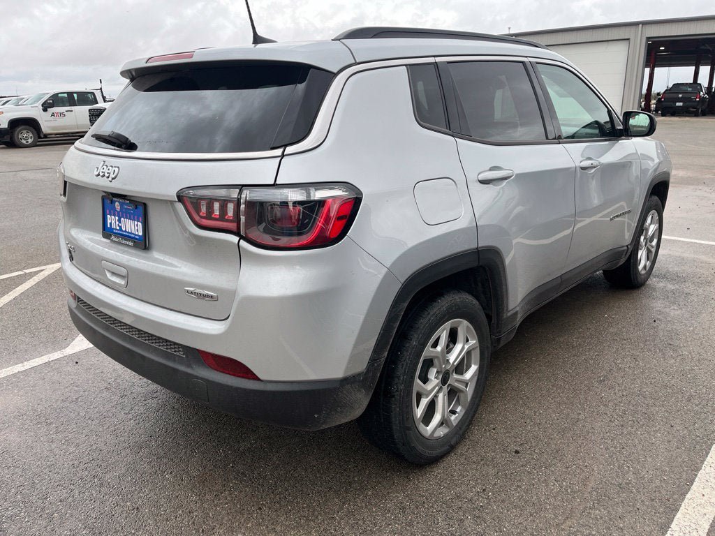 Used 2025 Jeep Compass Latitude AWD/4WD image 7
