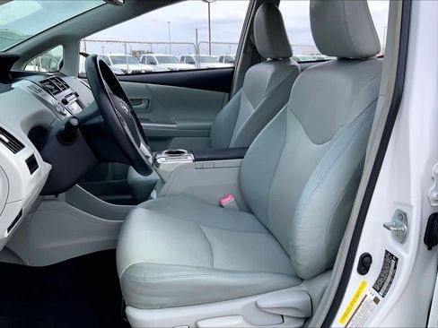 Used 2013 Toyota Prius V Five image 8