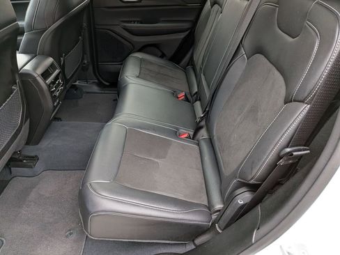 Used 2023 Jeep Grand Cherokee Altitude image 23