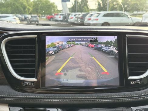 Used 2023 Chrysler Pacifica Limited FWD image 29